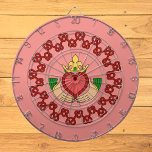 Cible De Fléchettes Claddagh et Red Knotwork sur rose<br><div class="desc">Ce dessin de Richard H. Fay combine le travail de réseau avec le coeur couronné et les mains accrochées de l'anneau de claddagh, un anneau irlandais traditionnel symbolisant l'amitié, l'amour et la loyauté.</div>