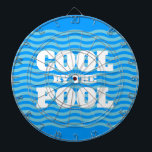 Cible De Fléchettes Cool près de la piscine drôle de vibes d'été perso<br><div class="desc">Cool au bord de la piscine amusante ambiance estivale Cible de flechettes personnalisée. Motif à vague bleue avec texte en gras. Ajoutez votre propre nom personnalisé,  équipe de water polo,  devis etc. Amusants Anniversaire idée cadeau pour les enfants,  nageur,  entraîneur etc.</div>