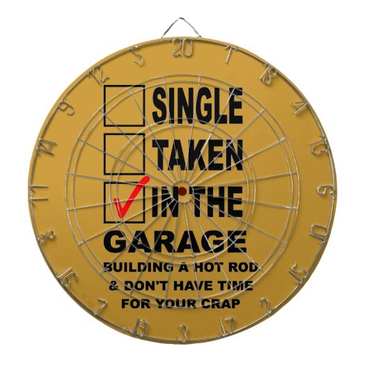 CIBLE DE FLÉCHETTES DANS LE GARAGE BÂTIMENT D'UNE CHAÎNE CHAUDE (Devant)