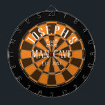 Cible de flechettes de nom personnalisé de la grot<br><div class="desc">Arrière - plan coloré avec nom personnalisé et grotte homme au centre du tableau. Autres couleurs disponibles dans la boutique. Orange</div>