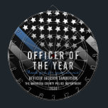 Cible De Fléchettes Drapeau de la ligne bleue de l'année<br><div class="desc">Cette conception comprend un drapeau de la police avec des rayures noires et blanches,  ainsi qu'une fine bande bleue. Ce tableau de bord est un excellent moyen de remercier un shérif,  un capitaine ou un chef d'officier pour leur service et de les reconnaître comme officier de l'année.</div>