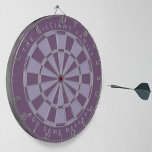 Cible De Fléchettes Dusty Purple Personnalisé Nom de famille et messag<br><div class="desc">Un design classique en damier avec alternance des triangles pourpre et lavande (violet clair). Au-dessus et au-dessous,  il y a le nom et un message sous forme de texte voûté,  en casquette.</div>