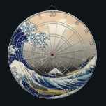 Cible De Fléchettes Grande vague au large de Kanagawa et Mont Fuji Mer<br><div class="desc">"La Grande Vague au large de Kanagawa", aussi connue sous le nom de "Sous la Vague au large de Kanagawa", est une gravure captivante réalisée par le célèbre artiste japonais Katsushika Hokusai. Créé vers 1831, il fait partie d'une série intitulée "Trente-six vues du Mont Fuji." L'oeuvre représente une scène d'une...</div>