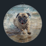 Cible De Fléchettes Happy Carlin at the Beach personnalisable<br><div class="desc">Ajoutez une petite touche amusante à votre salle de jeux avec ce tableau de fléchettes qui présente un carlin heureux qui se balade à travers les vagues de l'océan. Les oeuvres d'art vives sur le thème de la plage apportent une ambiance ludique et légère à votre décor, parfait pour les...</div>