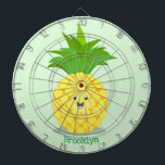Cible De Fléchettes Illustration d'ananas mignon<br><div class="desc">Ce mignon ananas est dessiné dans un style amusant de dessin animé.</div>