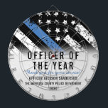 Cible De Fléchettes Indicateur de la ligne bleue de l'employé de polic<br><div class="desc">Cette conception comprend un drapeau de la police avec des rayures noires et blanches,  ainsi qu'une fine bande bleue. Ce tableau de bord est un excellent moyen de remercier un shérif,  un capitaine ou un chef d'officier pour leur service et de les reconnaître comme officier de l'année.</div>