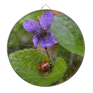 Cible De Fléchettes Ladybug sur les fleurs de violet doux