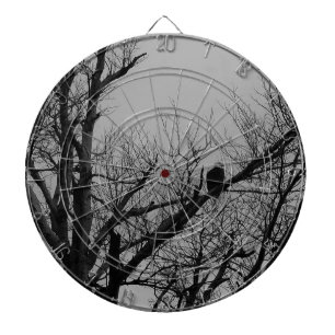 Cible De Fléchettes Le mâle prenant la montre