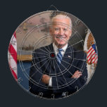 Cible De Fléchettes Le vice-président Joe Biden de la présidence Obama<br><div class="desc">La photographie capture un moment dans le temps avant que le président élu Joe Biden ne nomme le vice-président des Etats-Unis. La lumière du soleil coule à travers une fenêtre, projetant une lumière chaude sur la figure d'un Biden debout en confiance au centre du cadre. Ses bras sont croisés, un...</div>