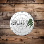 Cible De Fléchettes Location de vacances Cabine de pin de montagne - D<br><div class="desc">Stock de votre maison de vacances avec des jeux et des jouets que vos invités peuvent profiter. Cette collection est parfaite pour les propriétaires de locations de vacances et les gestionnaires qui recherchent des produits magnifiques pour aider à créer leur marque et améliorer l'expérience pour les locataires. Customisez avec le...</div>