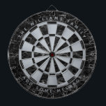 Cible De Fléchettes Marbre noir Faux Argent Foil Nom de famille Classi<br><div class="desc">Un design classique de tableau de fléchettes avec alternance de triangles en marbre noir et en faux feuille d'argent. Il y a un nom de famille dans la partie supérieure et un message dans la partie inférieure,  tous deux en tant que textes voûtés en casquette gris argenté.</div>