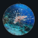 Cible De Fléchettes Miles de poissons-lions ou de ptérois, poissons de<br><div class="desc">Un puits de lumière traverse l'eau bleue, illuminant un récif corallien plein de vie. La lumière du soleil danse à la surface, créant un sentier chatoyant à travers le sable turquoise qui descend doucement vers le haut vers la gauche. Au premier plan, des coraux colorés jaillissent des fonds marins, comme...</div>
