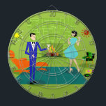 Cible de flechettes moderne en couple du milieu du<br><div class="desc">Cette Cible de flechettes moderne en couple du milieu du siècle ressemble à une scène d'une comédie romantique. Le style années 60, minimaliste design d'art, dispose d'un beau couple de dessins animés qui profitent d'une soirée romantique à la maison. La chambre sophistiquée dispose d'un mur en pierre verte et d'un...</div>