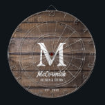 Cible De Fléchettes Monogramme de famille de texture de bois de grange<br><div class="desc">Rustic Barn Wood Texture Family Monogram Cible de flechettes est conçu avec des planches horizontales en faux bois brun foncé. Il est monogrammé avec une grande initiale blanche sur le centre et le nom de famille du couple dans des lettres de script tendance épais. Les prénoms et l'année établie se...</div>