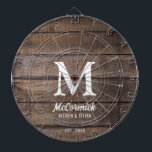 Cible De Fléchettes Monogramme de famille de texture de bois de grange<br><div class="desc">Rustic Barn Wood Texture Family Monogram Cible de flechettes est conçu avec des planches horizontales en faux bois brun foncé. Il est monogrammé avec une grande initiale blanche sur le centre et le nom de famille du couple dans des lettres de script tendance épais. Les prénoms et l'année établie se...</div>