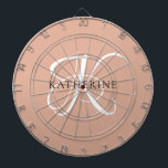 Cible De Fléchettes Monogramme moderne élégant Script rose pâle<br><div class="desc">L'élégant design présente votre initiale dans un magnifique script de calligraphie avec des fioritures qui enveloppent votre nom de famille. Fait un grand cadeau pour grand-mère,  un anniversaire,  pour la fête des mères,  ou tout autre jour de famille.</div>