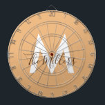 Cible De Fléchettes Neutre Minimaliste moderne orange monogramme<br><div class="desc">Emmenez votre salle de jeux au niveau supérieur avec cette carte de fléchettes minimaliste design et neutre, au design orangé moderne et au monogramme personnalisable. Personnalisez-le avec votre nom de famille pour une touche unique qui allie élégance et divertissement. Parfait pour les réunions de famille, les compétitions amicales ou comme...</div>