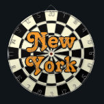 Cible De Fléchettes NEW YORK Retro Modern Orange texte noir et crème<br><div class="desc">NEW YORK Retro Modern Orange texte modifiable sur Black And Light Cream Cible de flechettes Jeu comprenant 6 fléchettes en laiton 🎯 Personnalisez avec votre texte ou votre nom en sélectionnant l'option de personnalisation. Veuillez me faire savoir si vous avez d'autres questions et parce que le support client de Zazzle...</div>