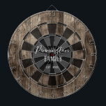 Cible De Fléchettes Nom de famille personnalisé Date de création<br><div class="desc">Faux arrière - plan en bois avec monogramme et nom de famille au centre de la planche. Autres couleurs disponibles dans la boutique.</div>