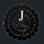 Cible De Fléchettes Nom du monogramme Famille noire et blanche Jeu Nui<br><div class="desc">Il s'agit d'un monogramme et d'un nom de famille. Il est en cool et contemporain noir et blanc, avec une typographie et un script modernes et simples. Parfait pour les soirées de jeux en famille. Pour personnaliser, il suffit de changer la lettre "J" et le nom "Johnson" en nom de...</div>