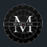 Cible De Fléchettes Nom du monogramme personnalisé<br><div class="desc">Ce tapis de bar personnalisé est un grand cadeau pour n'importe qui dans votre vie! Wouah vos amis et votre famille avec ce design classique et élégant qui peut être personnalisé à votre goût.</div>