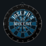 Cible De Fléchettes Nom personnalisé de la grotte Man<br><div class="desc">Arrière - plan coloré avec nom personnalisé et grotte homme au centre du tableau. Autres couleurs disponibles dans la boutique.</div>