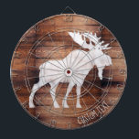 Cible De Fléchettes Orignaux peints par jet personnalisable sur la<br><div class="desc">Le bois rustique de faux a modelé la cible avec la silhouette d'orignaux peinte par jet blanc et le texte personnalisable.</div>