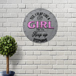 Cible De Fléchettes Personnalisé Funny "Je joue comme une fille" fête<br><div class="desc">Touchez la marque avec confiance en utilisant ce tableau de bord personnalisé! Avec cette phrase audacieuse et stimulante : "Oui, je joue comme une fille. Essayez de suivre" et un design de bullseye saisissant, ce tableau de bord est parfait pour les joueurs qui apportent compétence, précision et attitude au jeu....</div>