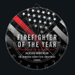 Cible De Fléchettes Pompier de l'année Employé Red Line Drapeau<br><div class="desc">Cette conception comprend un drapeau de pompier avec des rayures noires et blanches,  ainsi qu'une mince bande rouge. Ce tableau de bord est un excellent moyen de remercier un pompier,  un lieutenant,  un capitaine ou un chef pour leur service et de devenir un pompier de l'année.</div>