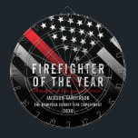 Cible De Fléchettes Pompier de l'année Employé Red Line Drapeau<br><div class="desc">Cette conception comprend un drapeau de pompier avec des rayures noires et blanches,  ainsi qu'une mince bande rouge. Ce tableau de bord est un excellent moyen de remercier un pompier,  un lieutenant,  un capitaine ou un chef pour leur service et de devenir un pompier de l'année.</div>