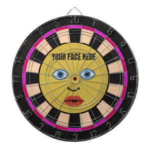 Cible de fléchettes rose avec votre visage ici