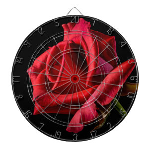 Cible De Fléchettes Rose rouge contre Arrière - plan noir