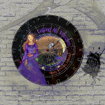 Cible De Fléchettes Sorcière d'Halloween Anniversaire violet<br><div class="desc">Vous voulez jouer aux DARTS à l'heure d'Halloween ? Ton anniversaire est-il en octobre ? Il s'agit d'un superbe design avec une sorcière d'Halloween en robe violette faisant une brasserie,  avec un arbre,  une chouette de lune,  et rampant une araignée violette dans l'arrière - plan.</div>