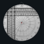 Cible De Fléchettes Symbole Keffiyeh de la Palestine Motif de résistan<br><div class="desc">Si l'on remonte aux années 1960 et à l'émergence du mouvement de résistance palestinienne, l'homme politique palestinien de premier plan, Yasser Arafat, a renforcé ce sens derrière le keffiyeh. Le keffiyeh est devenu la marque de commerce personnelle d’Arafat en le drapant sur son épaule droite pour ressembler à la carte...</div>