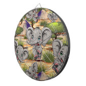 Cible De Fléchettes Un bébé éléphant qui sonne heureux dans la savane (Devant droit)