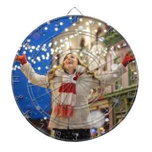 Cible De Fléchettes Une femme célèbre Noël avec les bras dans l'air