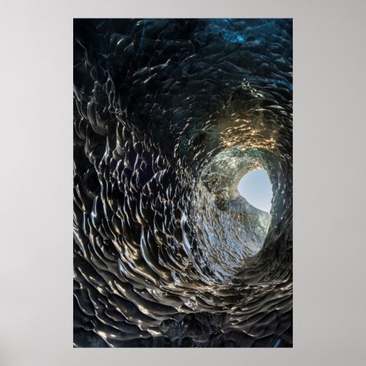 Ciculaire opening in een ijskolf poster (Voorkant)