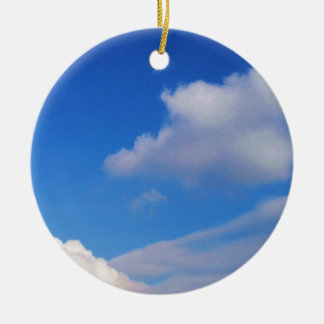 Ciel bleu clair et nuages blancs Ornement de Noël