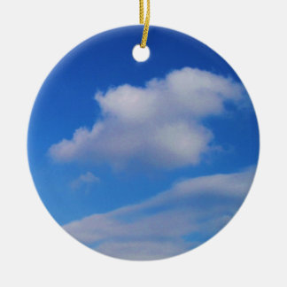 Ciel bleu clair et nuages blancs Ornement de Noël