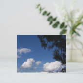Ciel bleu nuages blancs & arbre sur carte postale (Debout devant)