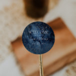 Ciel nocturne céleste | Sticker de bienvenue pour<br><div class="desc">Ce ciel céleste | or mariage accueil autocollant est parfait pour votre mariage enchanté sous les étoiles. Le ciel bleu marine foncé, parsemé d'étoiles dorées, donnera le ton à votre mariage extérieur boho du soir. Personnalisez-le comme vous le souhaitez ou gardez-le tel quel. N'oubliez pas de parcourir le reste de...</div>