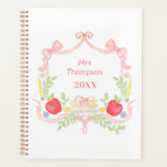 Cimetière scolaire personnalisé | Enseignant en cl<br><div class="desc">La crête sur le thème de l'école donne à ce planificateur un sentiment amusant et joyeux que les enseignants aimeront. Les couleurs sont rose, rouge, bleu, jaune, vert et noir. Vous pouvez personnaliser avec un nom d'enseignant. Si vous avez des questions ou avez besoin d'aide pour customiser cette invitation, veuillez...</div>