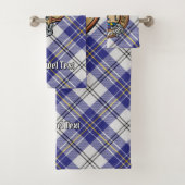 Cimier du clan MacPherson sur tartan bleu de robe (En situation)