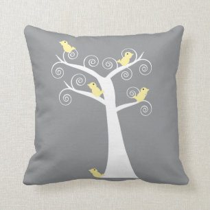 Cinq oiseaux jaunes dans un arbre Coussins