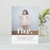 Cinq photos Invitation pour le premier anniversair (Debout devant)