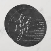 Circle White Script Hij zei Ja Verlovingsfeest Kaart (Voorkant / Achterkant)