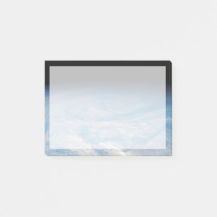 Circulaire wolkvorming boven de Stille Zuidzee. Post-it® Notes