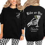 Circuler Ou Mourir Jusqu'À La Mort Faisons-Nous La<br><div class="desc">Célébrez votre côté sauvage avec le Ride or Die Til Death Do We Party Bachelorette Crewneck Sweatshirt, le choix ultime pour un bachelorette gothique bash. Doté d'une main squelette audacieuse tenant un verre à martini, ce sweatshirt de femme de chambre personnalisée allie à merveille ambiance éffrayante et élégance ludique. Que...</div>
