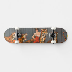  circus Poster van vrouw met zes tijgers. Skateboard