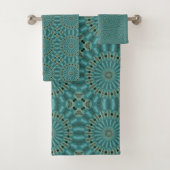 Cirkelpatroon in turquoise en teal bad handdoek (Insitu)